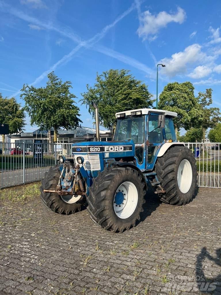 Ford 8210 III Traktorer