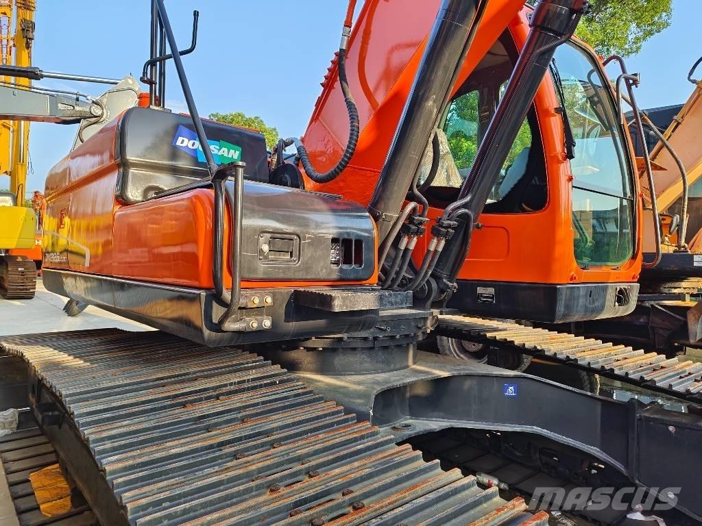 Doosan DX 225 LC Bandgrävare