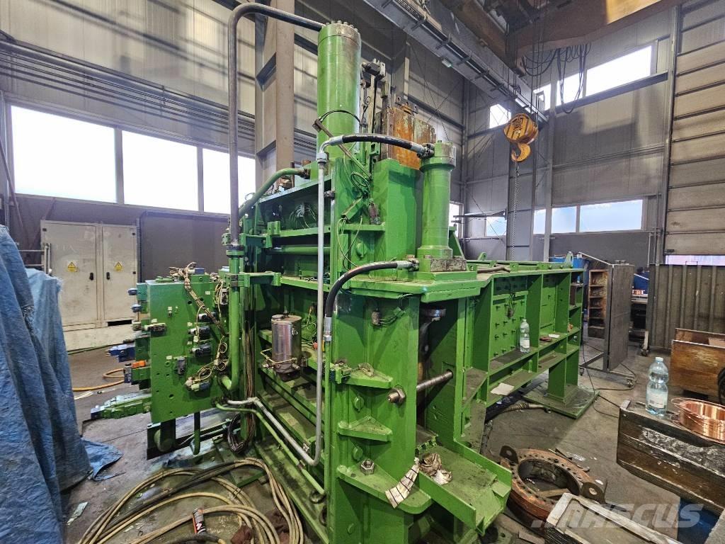  Henschel 30 x 30 Balpressar