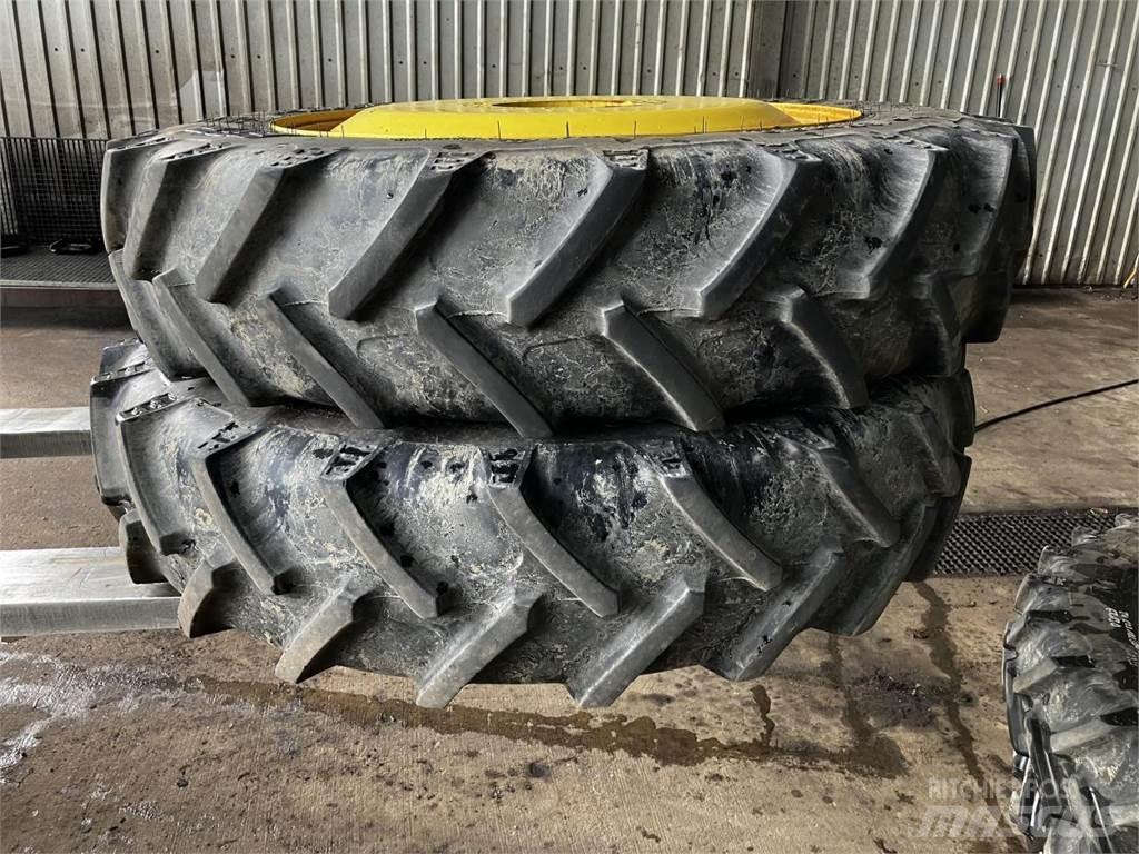 BKT 270/95R32 Däck, hjul och fälgar