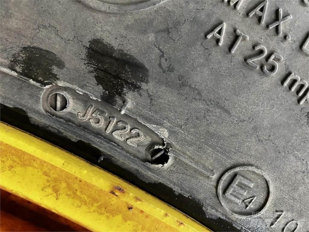 BKT 270/95R32 Däck, hjul och fälgar