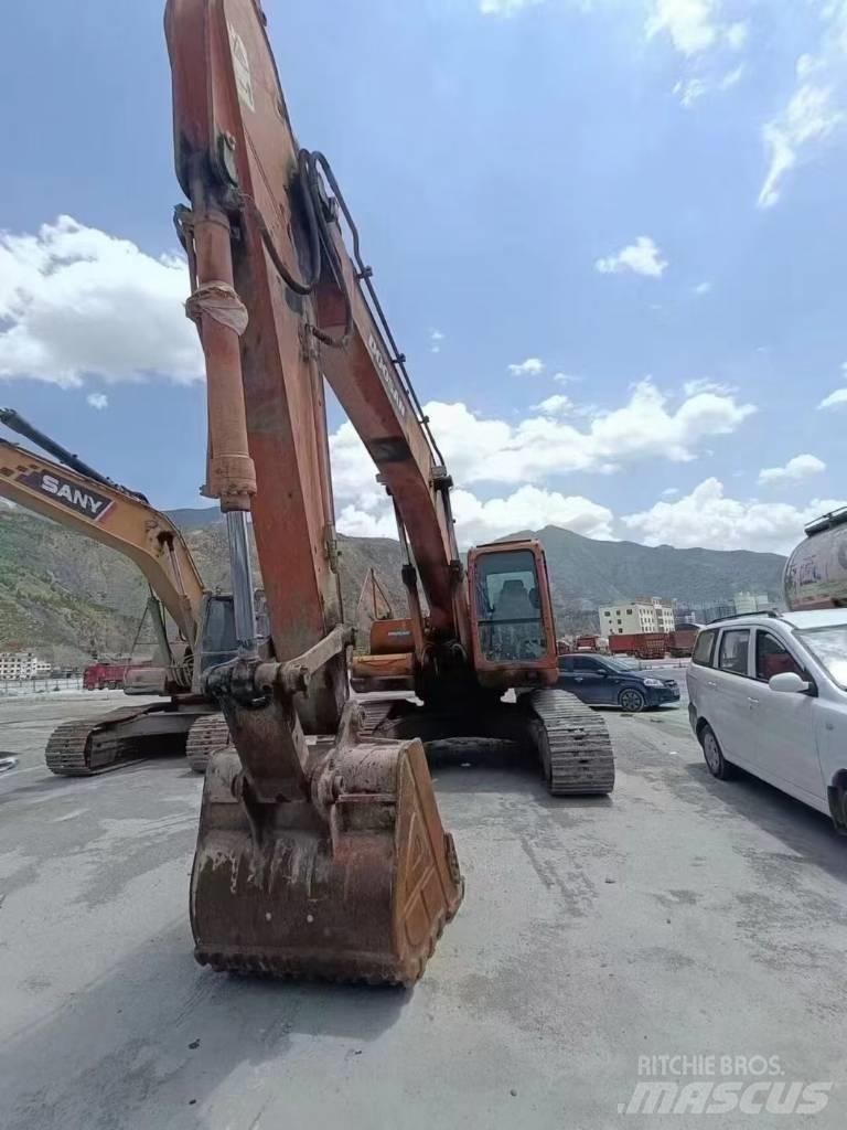 Doosan DX 225 Bandgrävare