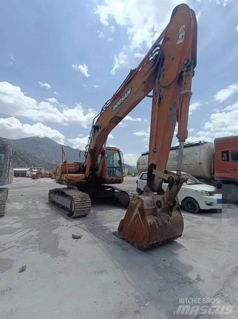 Doosan DX 225 Bandgrävare