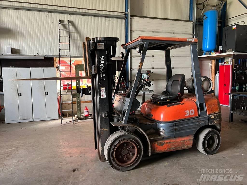 Toyota 02-6 FG F 30 Gasolmotviktstruckar