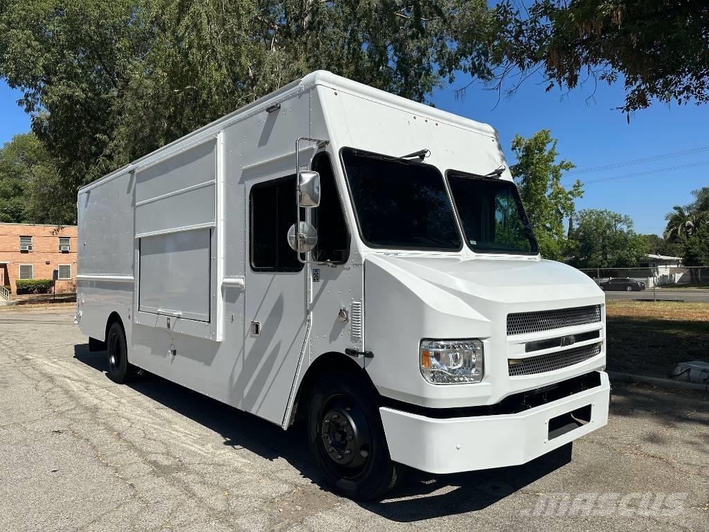 Freightliner M-LINE Skåpbilar