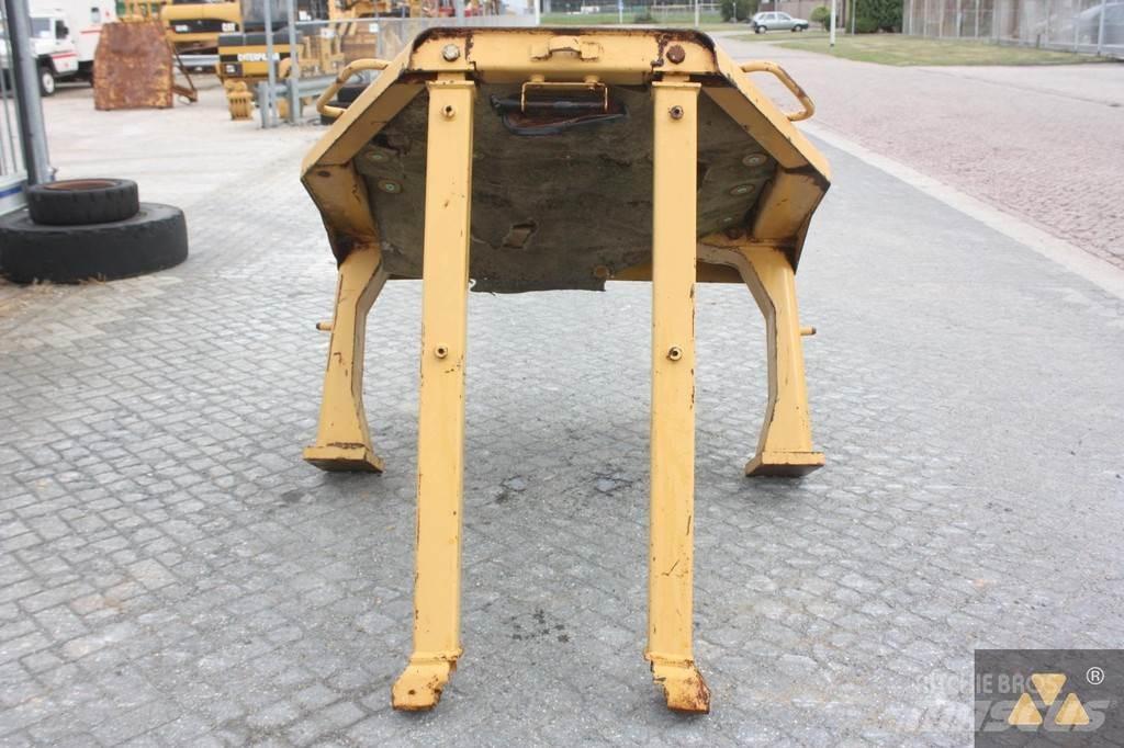 CAT D8N O-rops cab Hytter och interiör