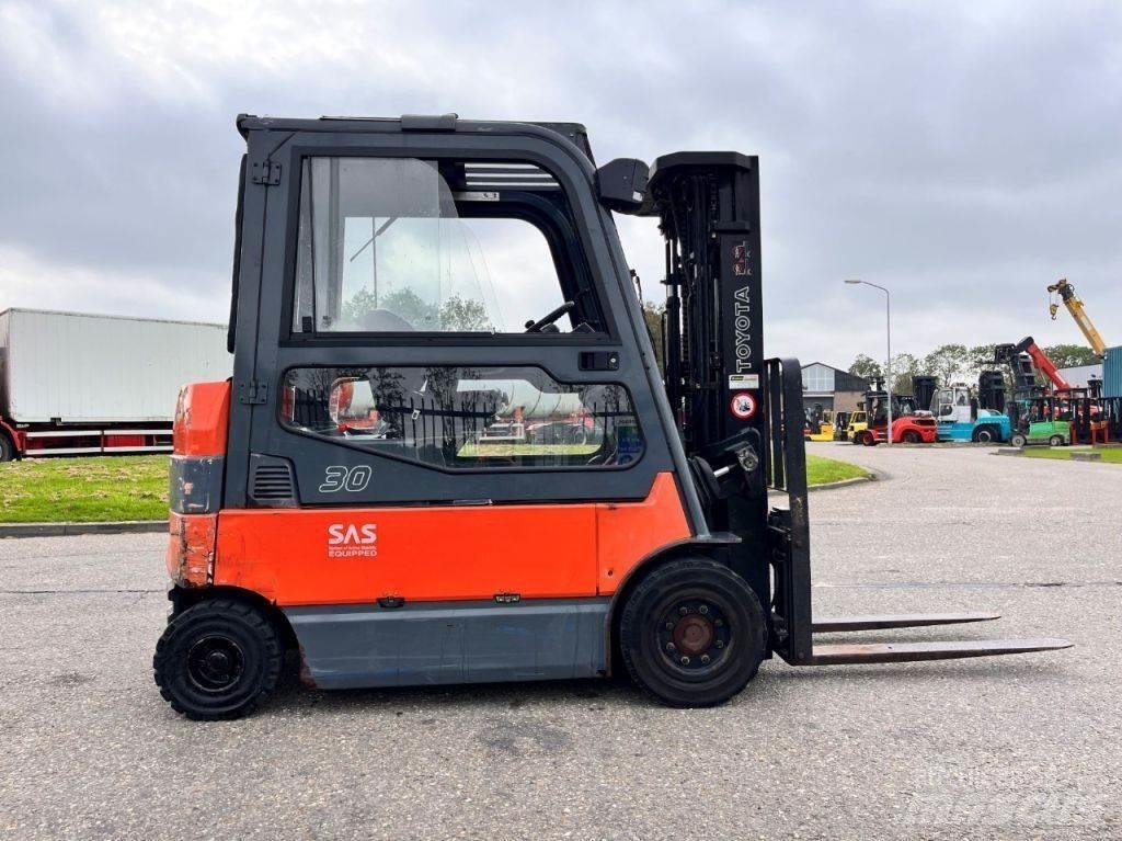 Toyota 7FBMF30 Elmotviktstruckar