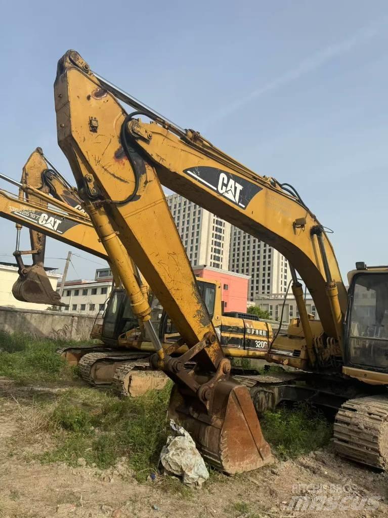 CAT 320 B L Bandgrävare
