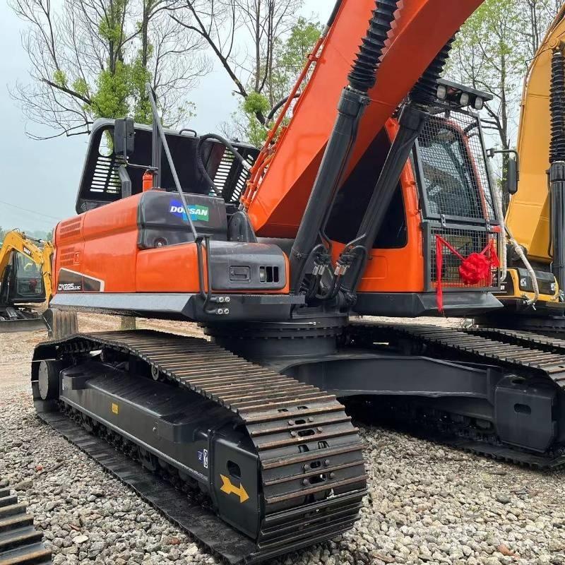 Doosan DX 225 Bandgrävare