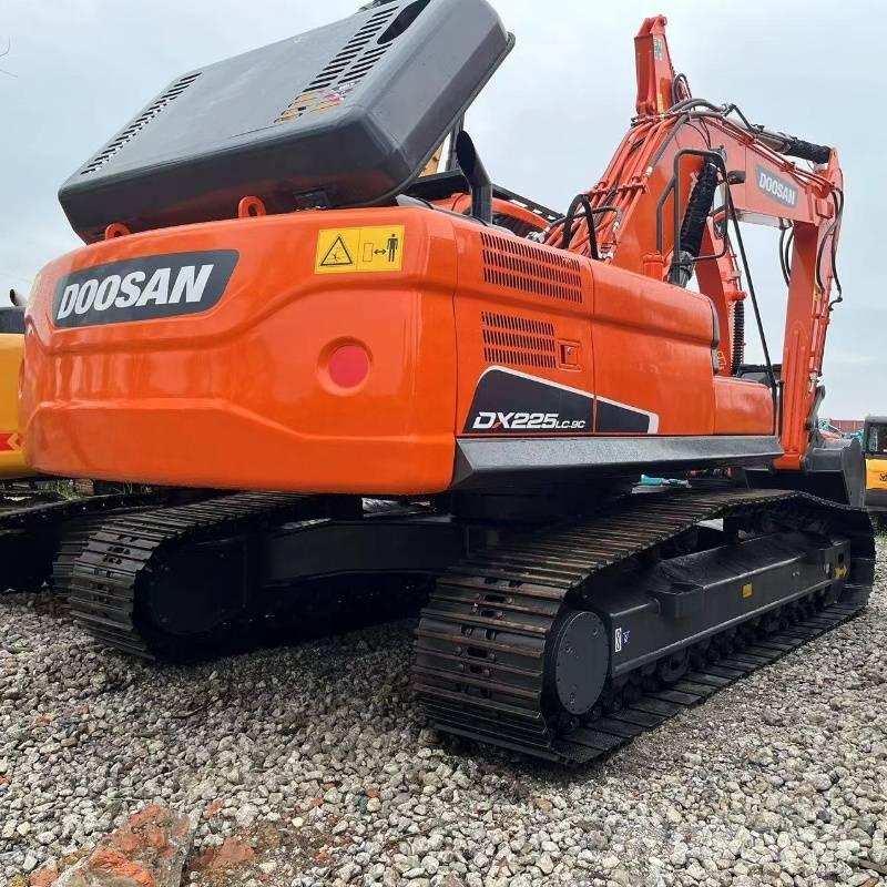 Doosan DX 225 Bandgrävare
