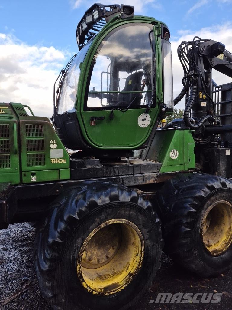 John Deere 1110 E Skotare