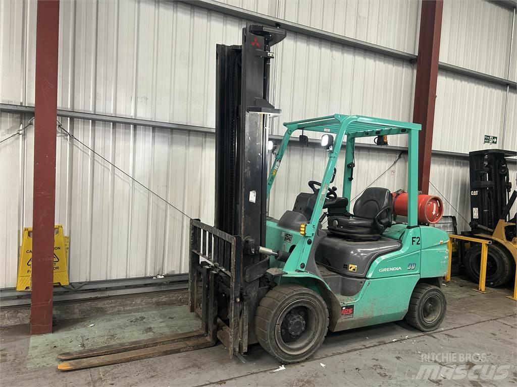 Mitsubishi FG30NT Gasolmotviktstruckar