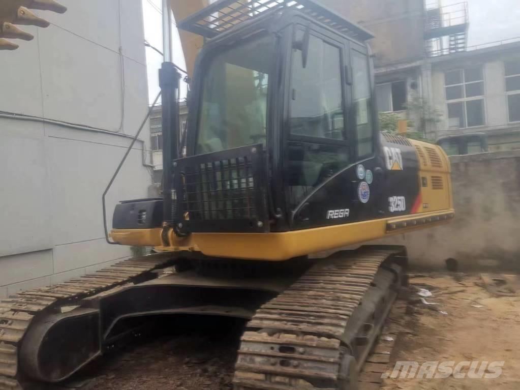 CAT 325 D Bandgrävare