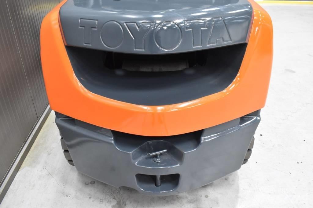 Toyota 06-8FD30F Dieselmotviktstruckar