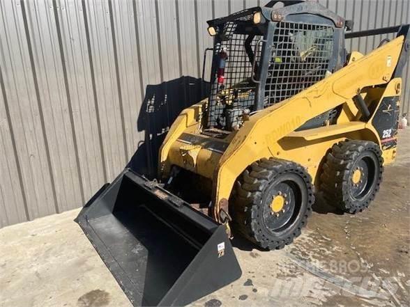 CAT 252 Kompaktlastare