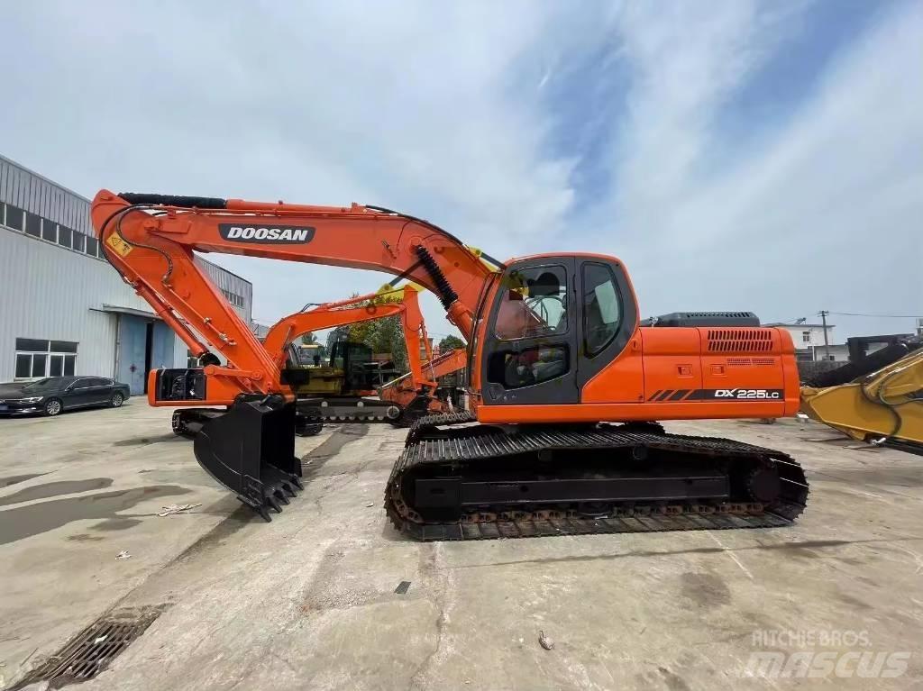 Doosan DX 225 LC Bandgrävare