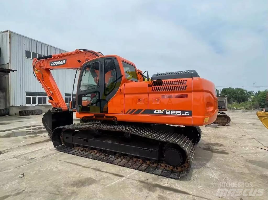 Doosan DX 225 LC Bandgrävare