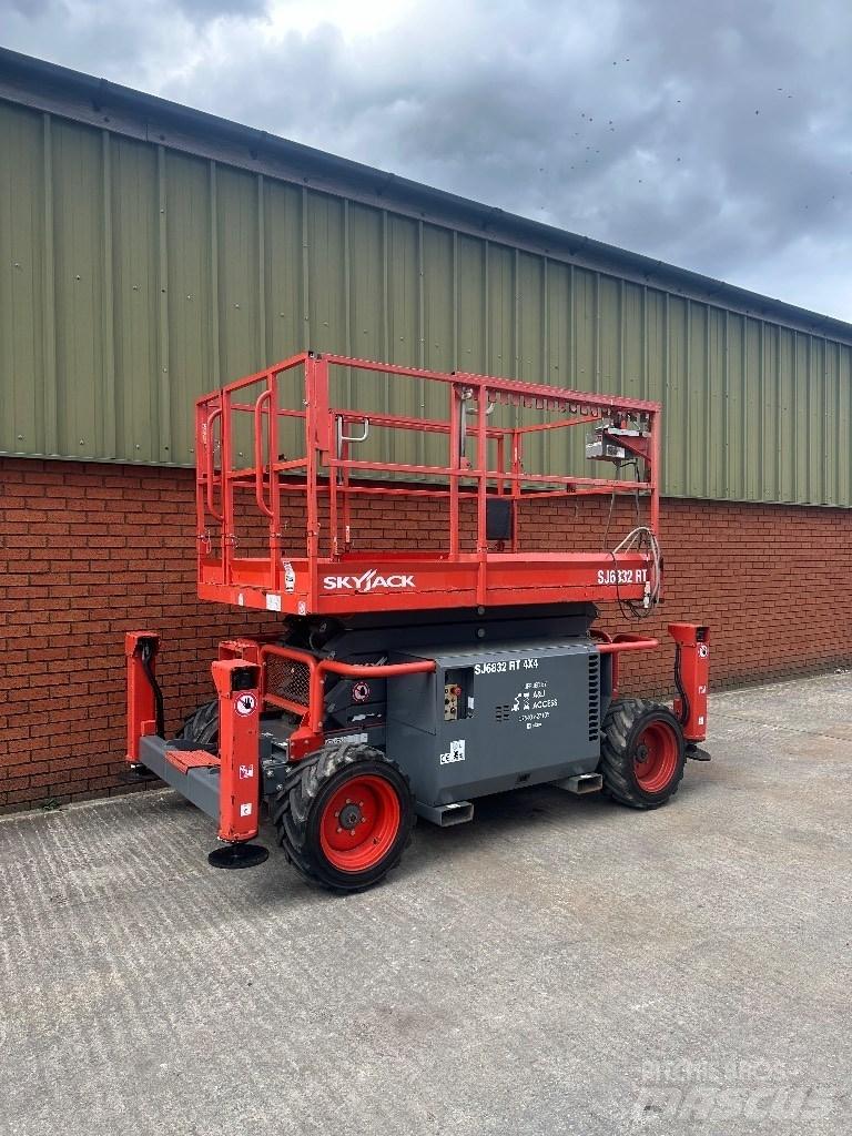 SkyJack SJ 6832 RT Saxliftar
