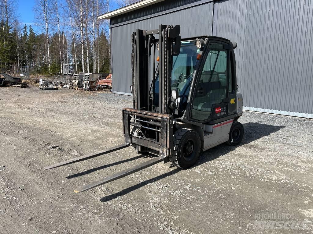 Nissan UD02A25P0 Gasolmotviktstruckar