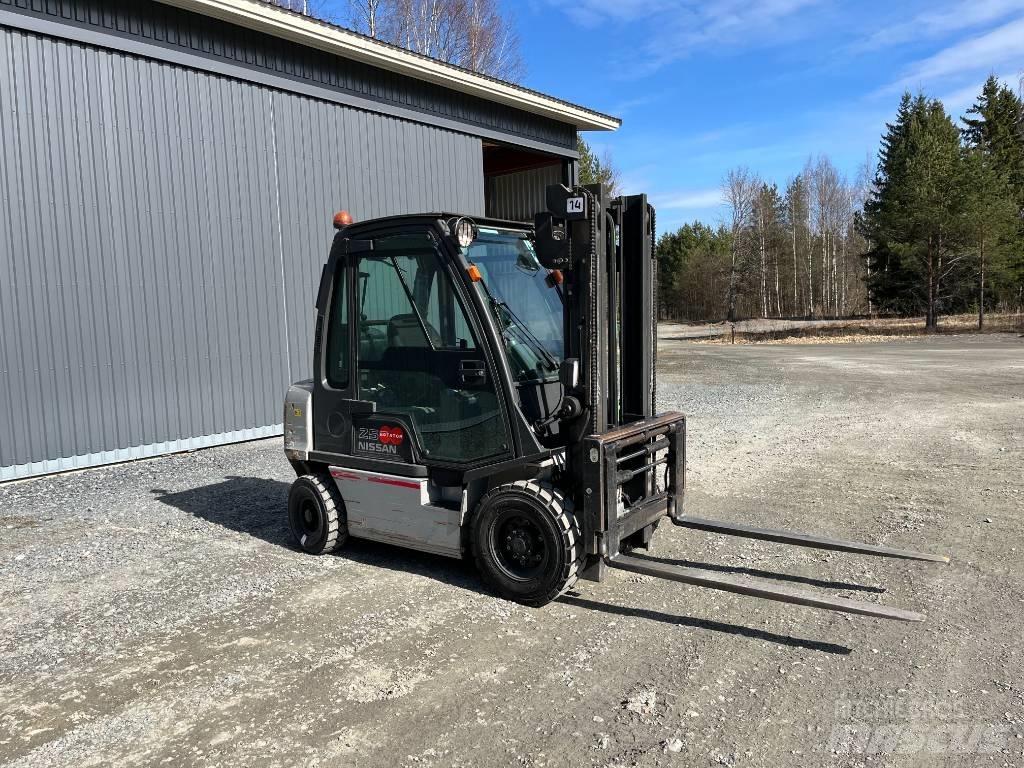 Nissan UD02A25P0 Gasolmotviktstruckar
