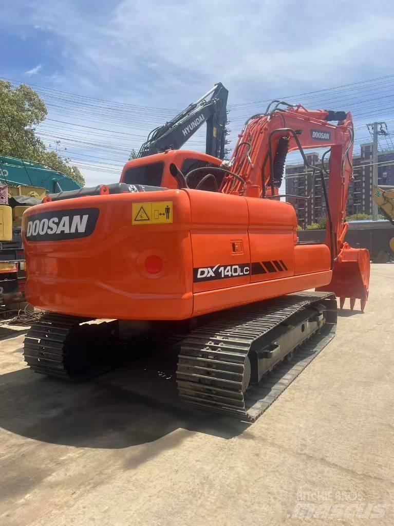 Doosan DX 140 LC Bandgrävare