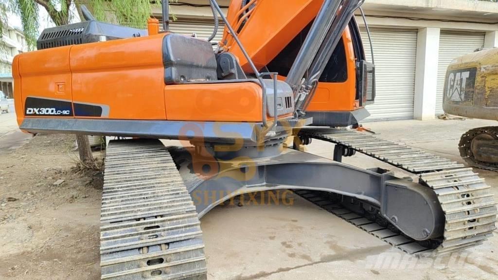 Doosan DX 300 Bandgrävare