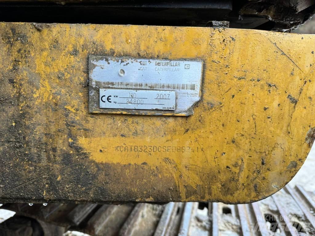 CAT 323 D Bandgrävare
