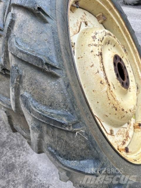 Dunlop 9.5R44 Däck, hjul och fälgar