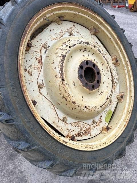 Dunlop 9.5R44 Däck, hjul och fälgar