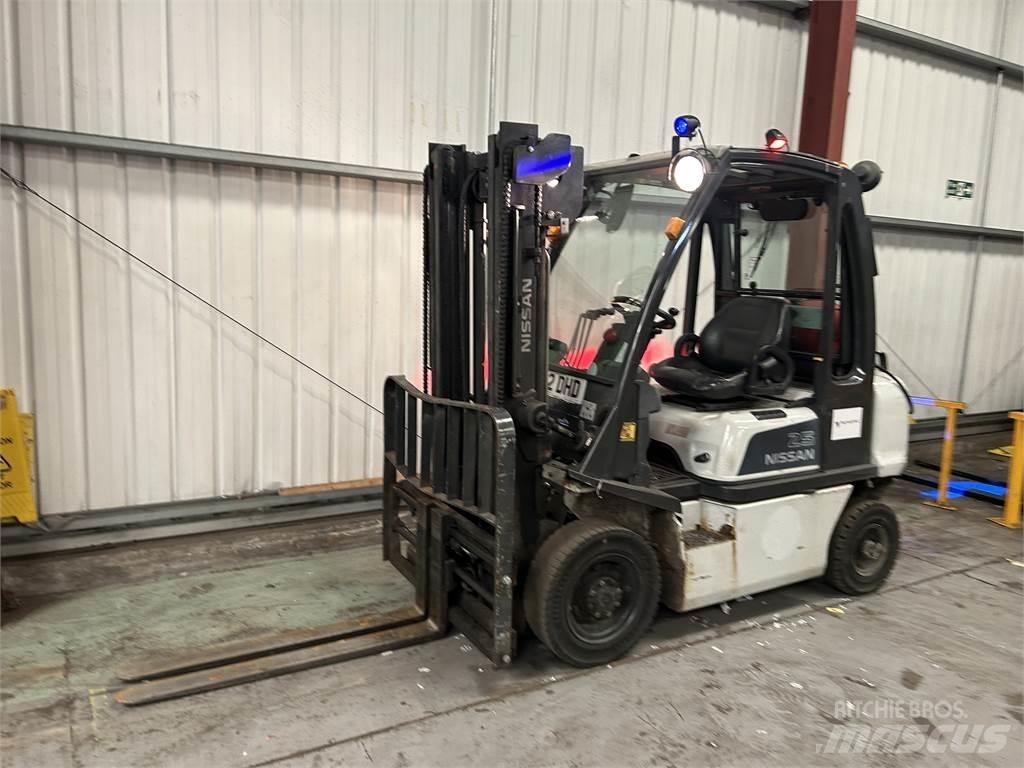 Nissan U1D2A25LQ Gasolmotviktstruckar