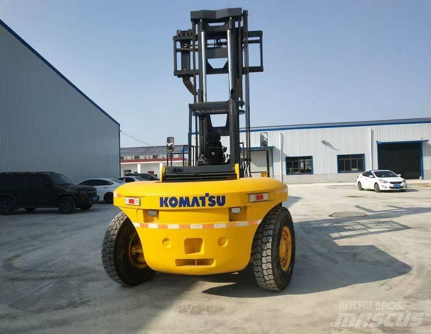 Komatsu FD200 Teleskoplastare