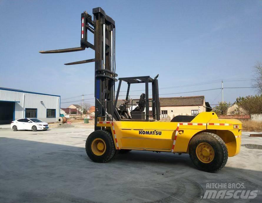 Komatsu FD200 Teleskoplastare