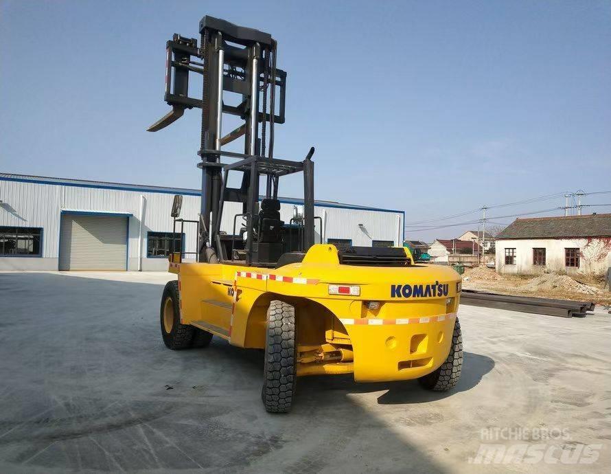 Komatsu FD200 Teleskoplastare