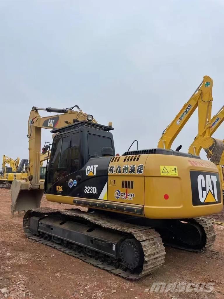 CAT 323 D L Bandgrävare