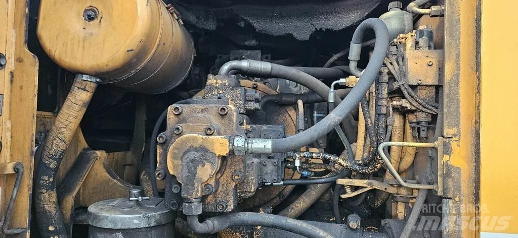 Liebherr R924 Bandgrävare