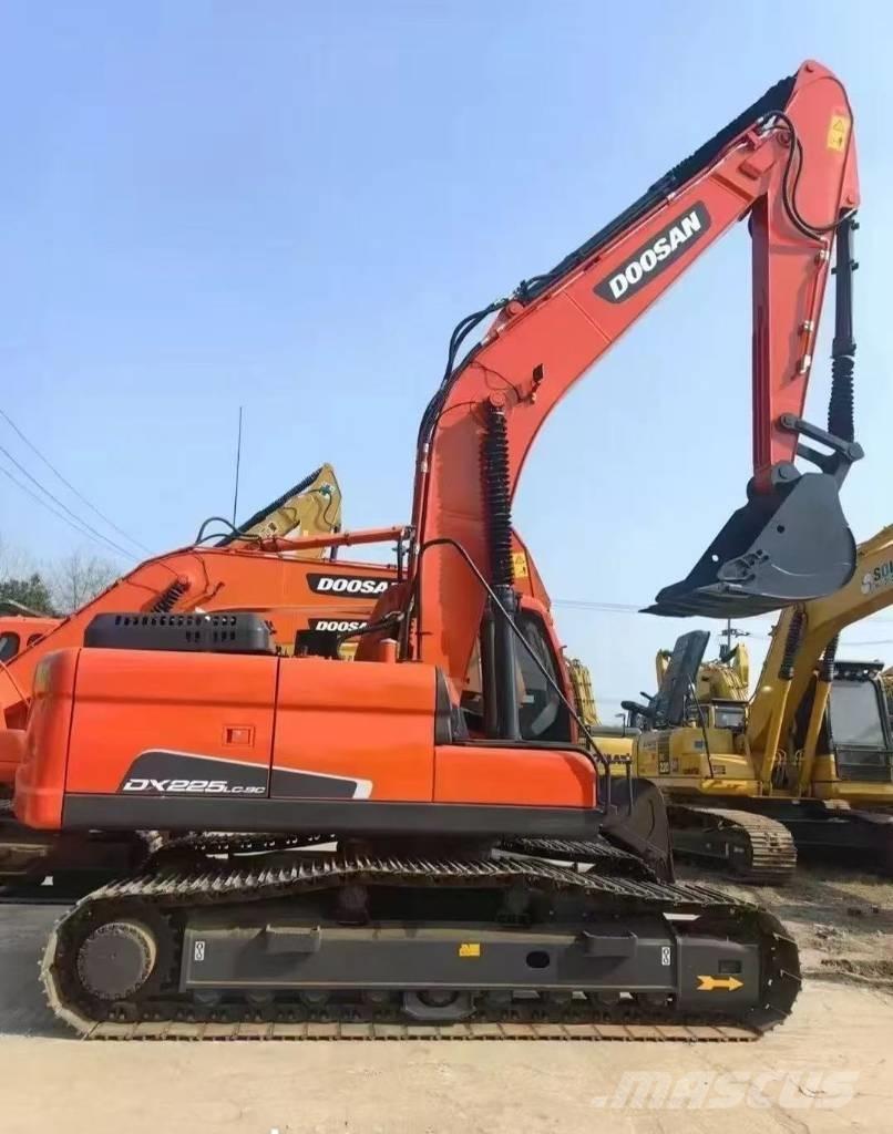 Doosan DX 225 LC Bandgrävare