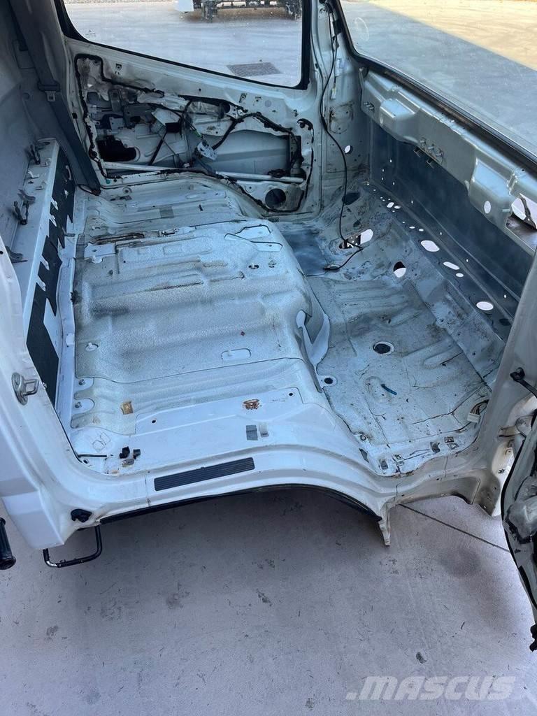 Mitsubishi S MODEL Hytter och interiör