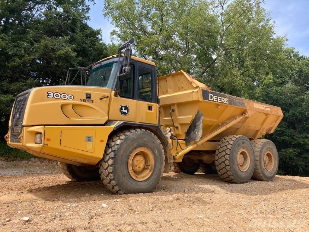 John Deere 300 D Midjestyrd dumper