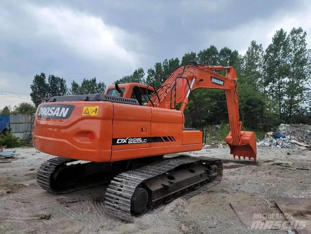 Doosan DX 225 LC Bandgrävare