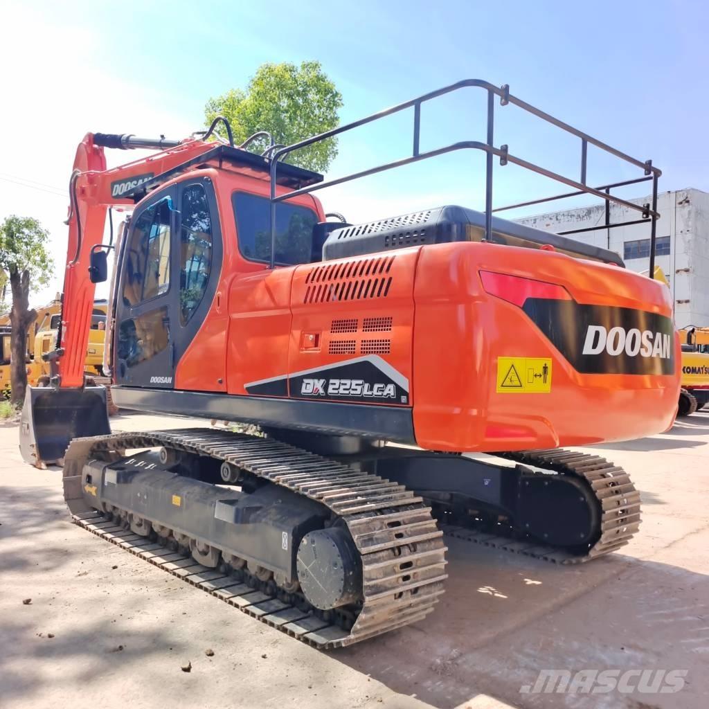 Doosan DX 225 LCA Bandgrävare