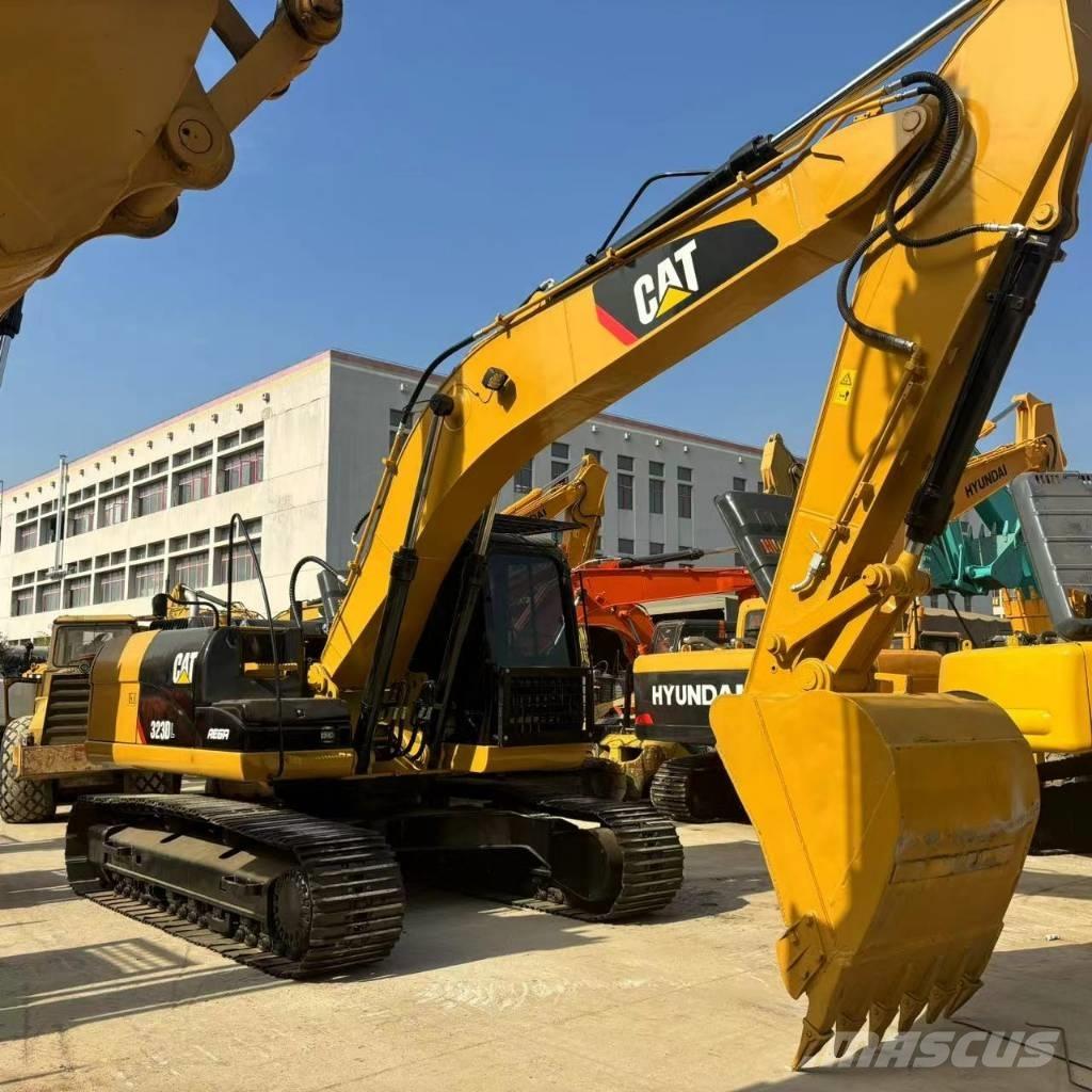 CAT 323 D L Bandgrävare