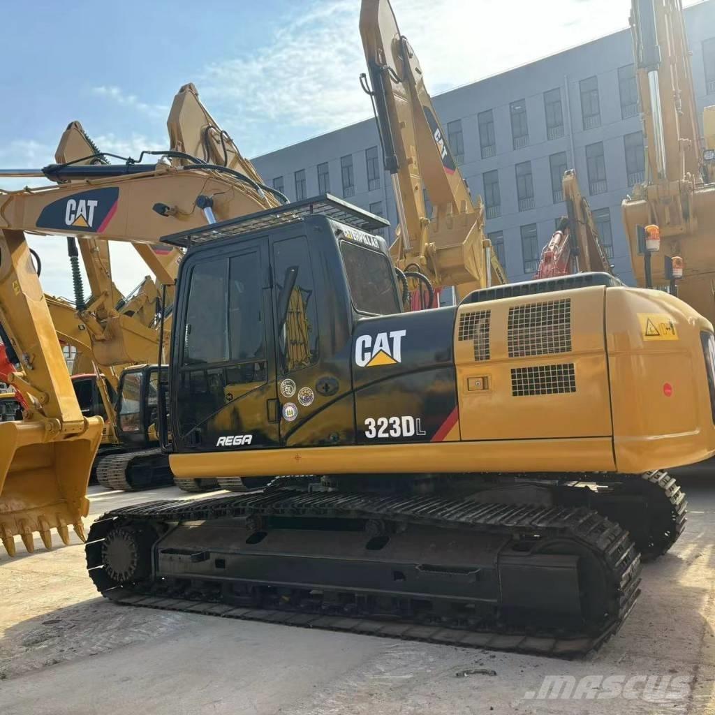 CAT 323 D L Bandgrävare