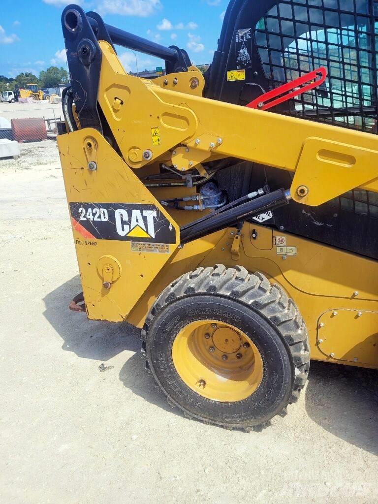CAT 242 D Kompaktlastare