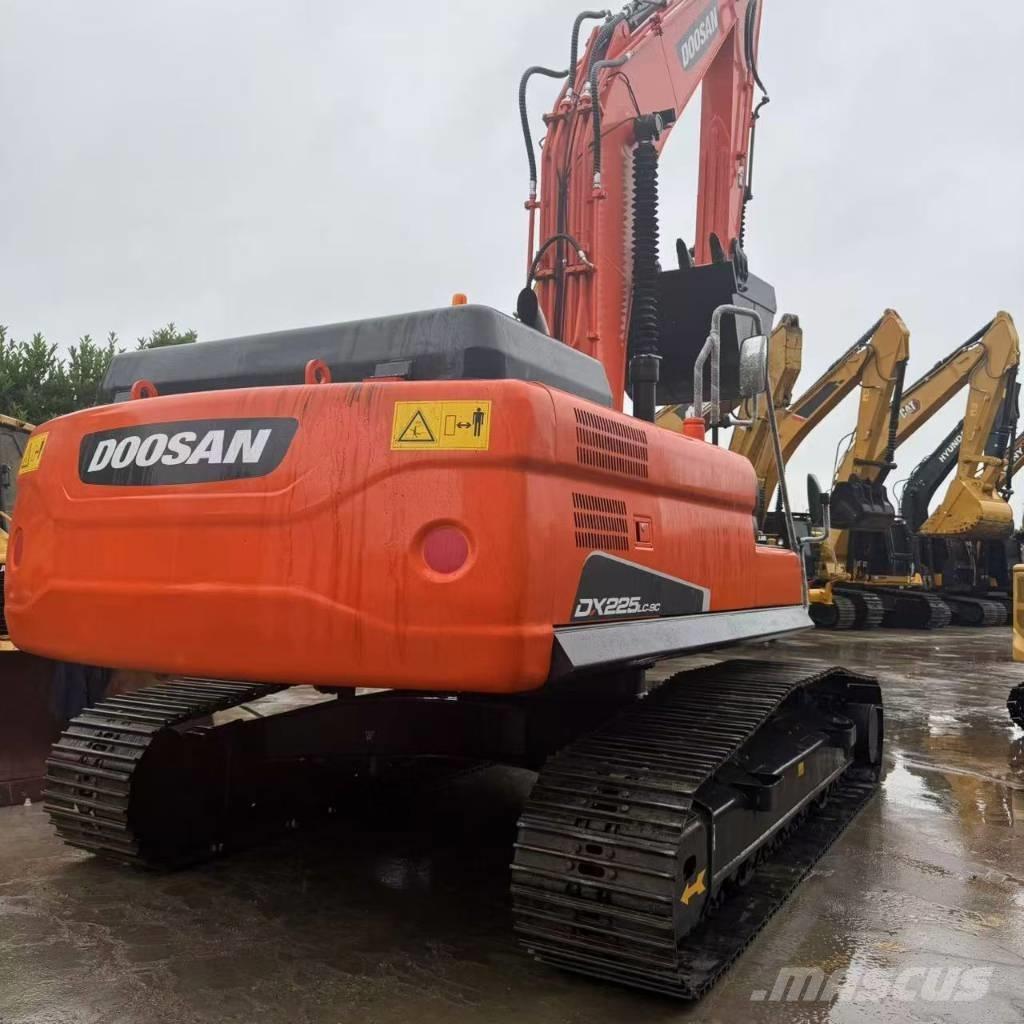 Doosan DX 225 Bandgrävare