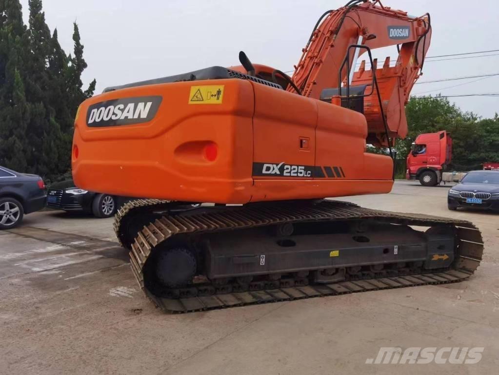 Doosan DX 225 Bandgrävare