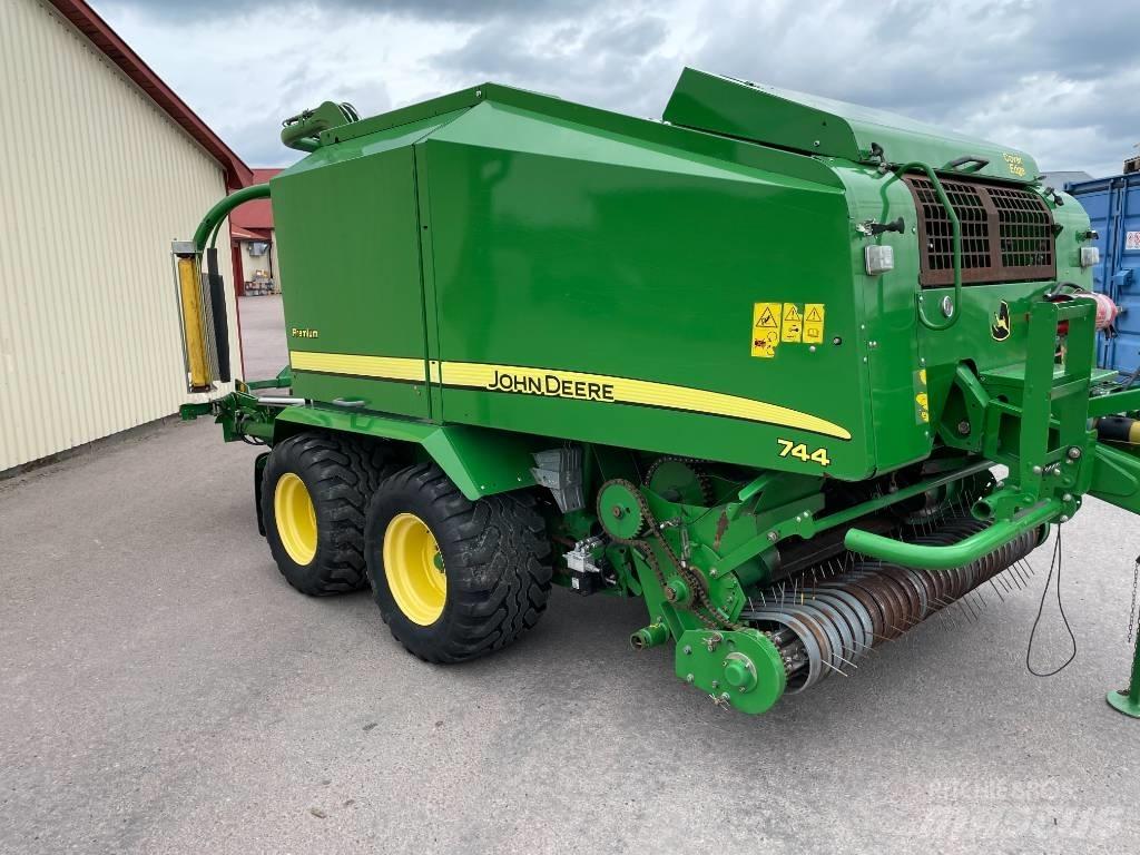 John Deere 744 H Rundbalspressar