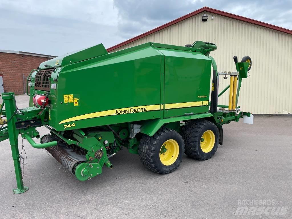 John Deere 744 H Rundbalspressar