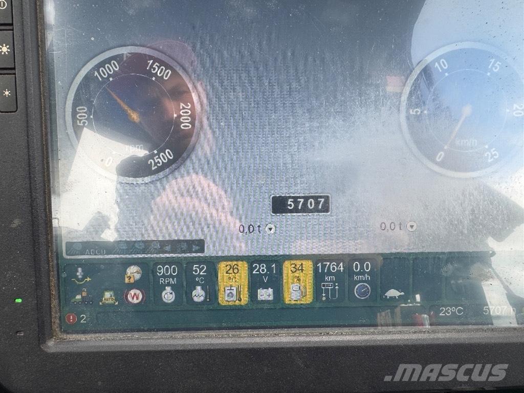 John Deere 810 E Skotare