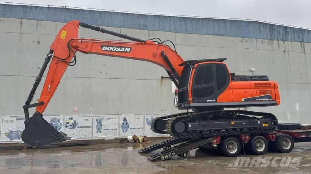Doosan DX 225 LCA Bandgrävare