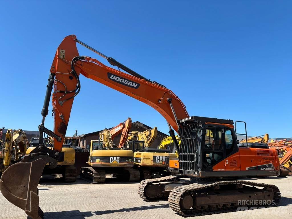 Doosan DX 255 NLC-5 Bandgrävare